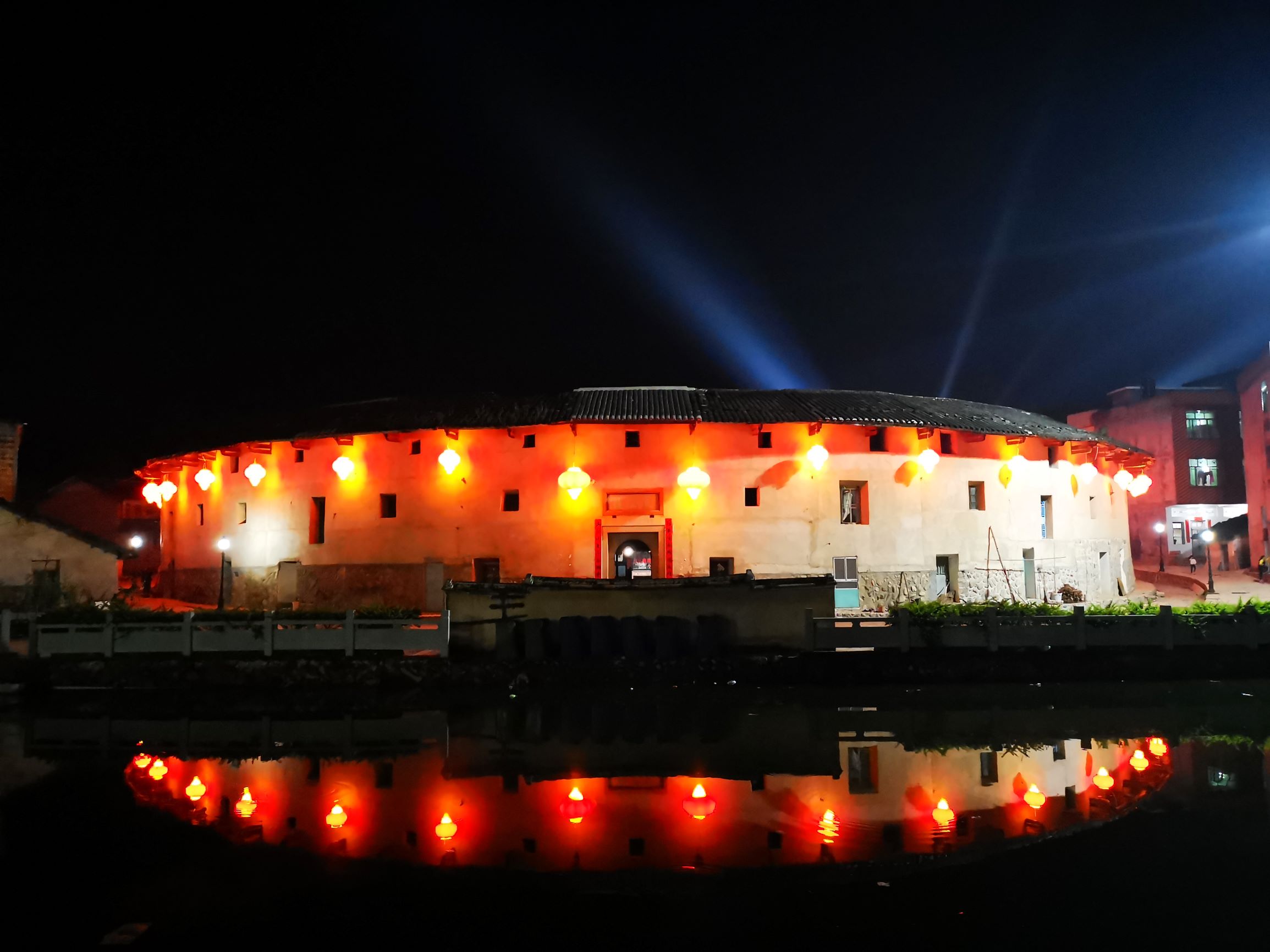 lemmaid="4746666">凤山楼 /a>坐落于福建省诏安县官陂镇凤狮自然村