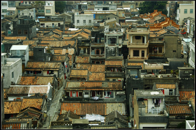 是陆丰市三大镇之一,地处陆丰市东南部,位于甲子渔港之滨,东隔瀛江与 