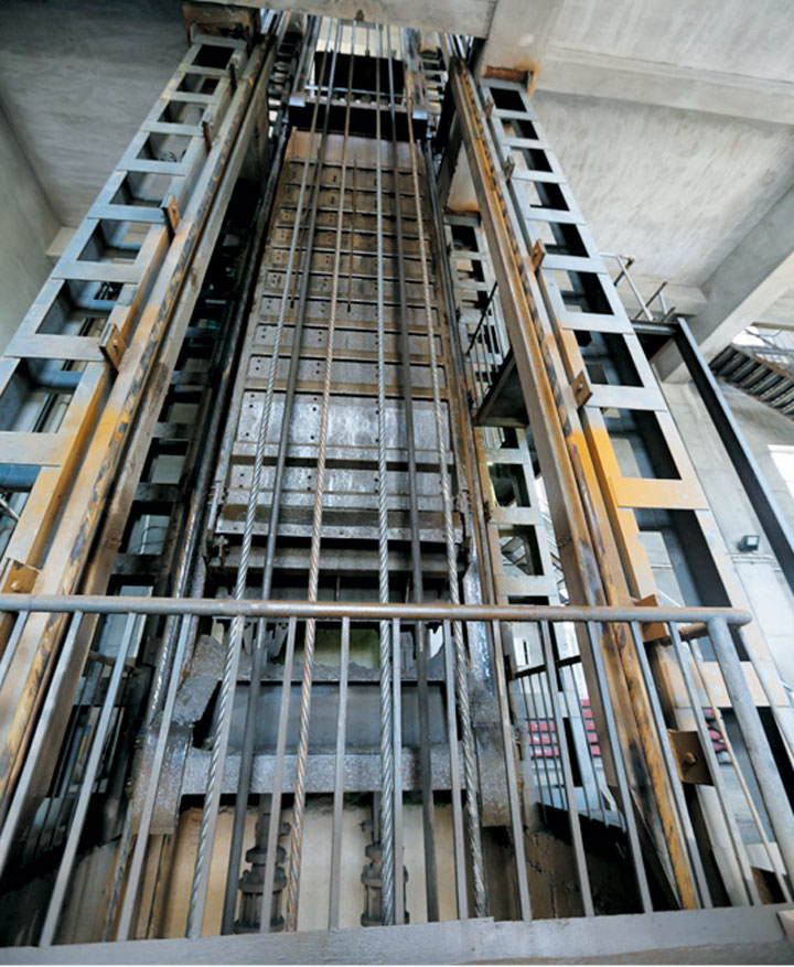  /p> p>副井为竖井时,用双罐笼或带平衡锤的单罐笼提升;井中设梯子间