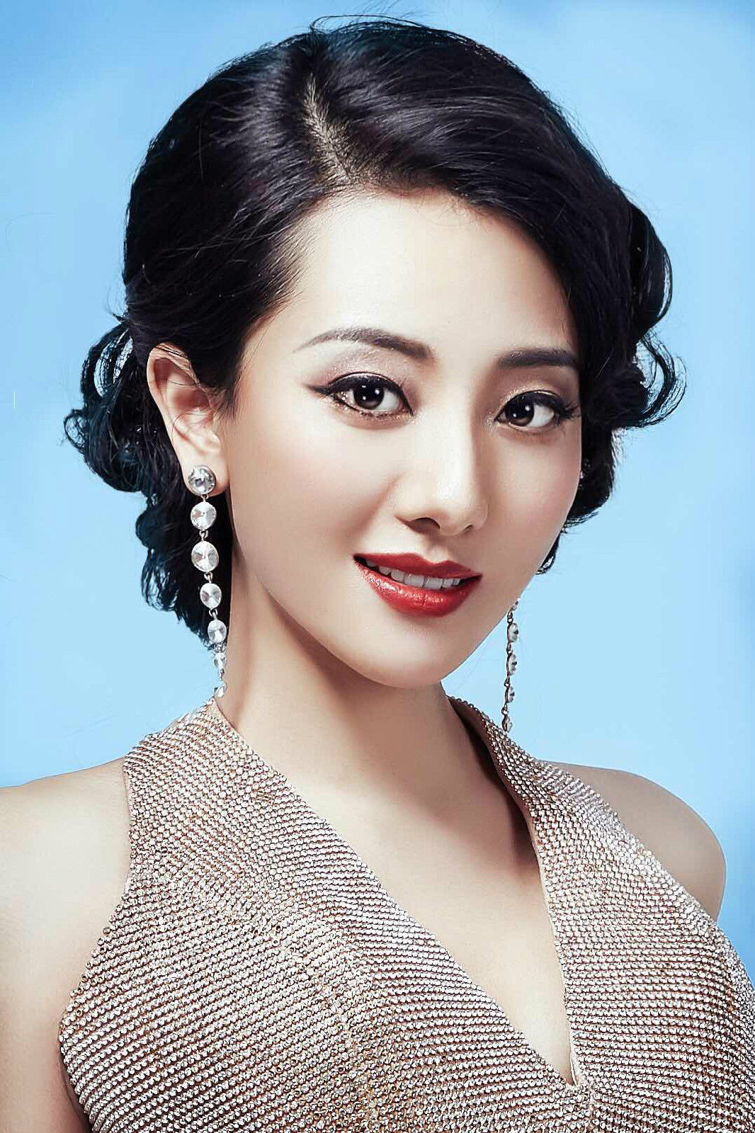  p>吴欣恩,女,1990年3月出生于江西萍乡,中国新生代90后实力影星.