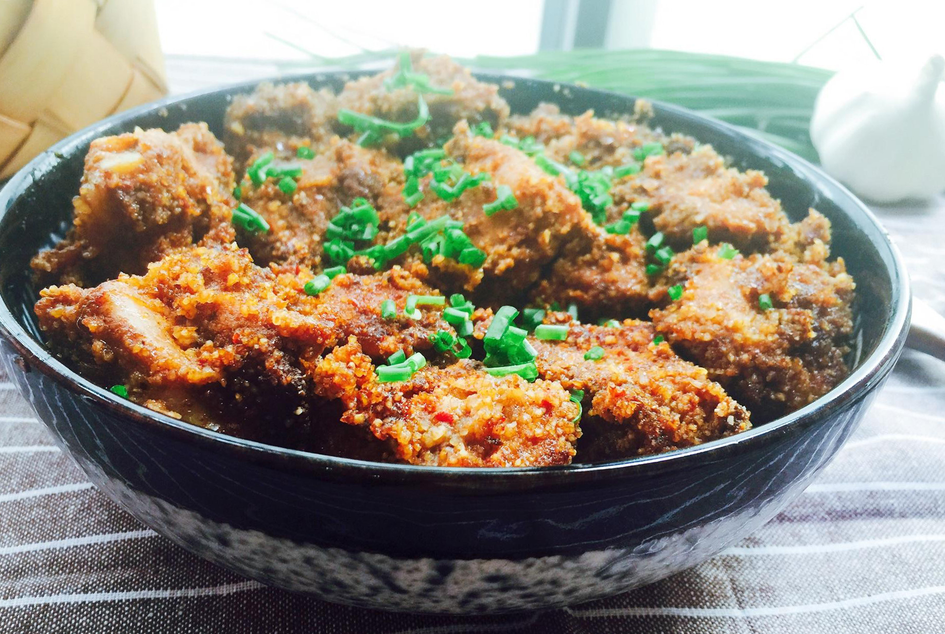 将鸡肉切成1寸左右长的厚片,和甜面酱,豆瓣酱,糖,酱油,葱,姜末,黄酒