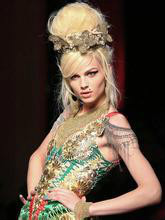  p>指活动于欧洲和美洲由男性经过手术形成的人妖.