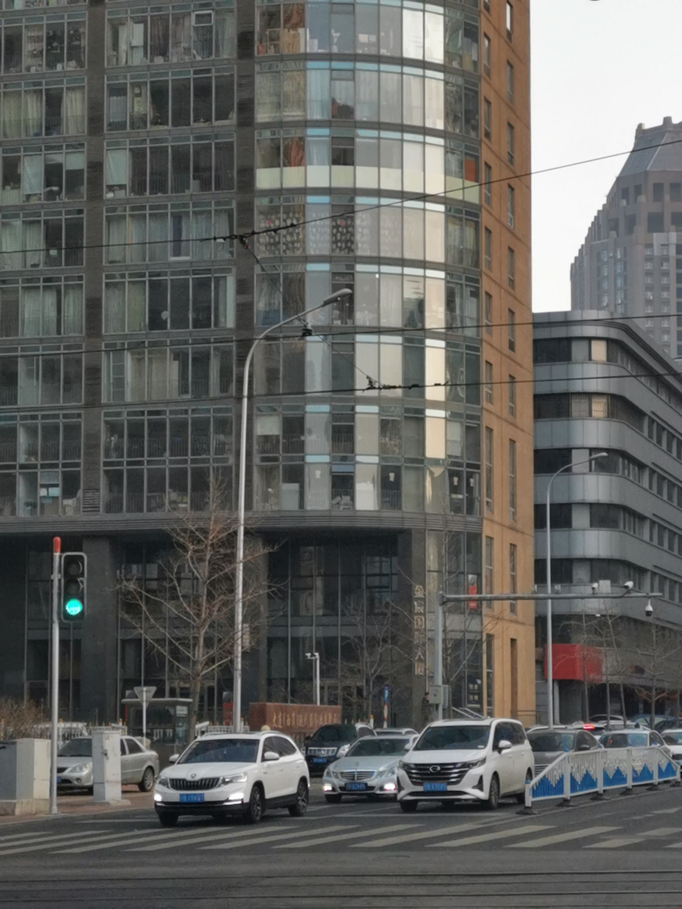 地处大连市新开路中心商务区,是城市主商圈青泥洼桥商圈的延伸; a