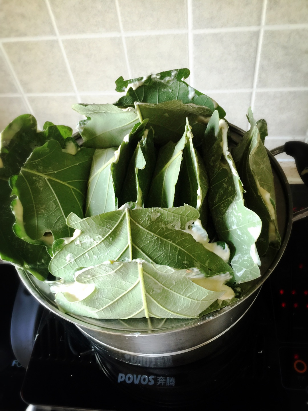  p data-id="gnaoxgnsmw">所谓玻璃叶其实就是椴树叶,把面糊抹在椴树