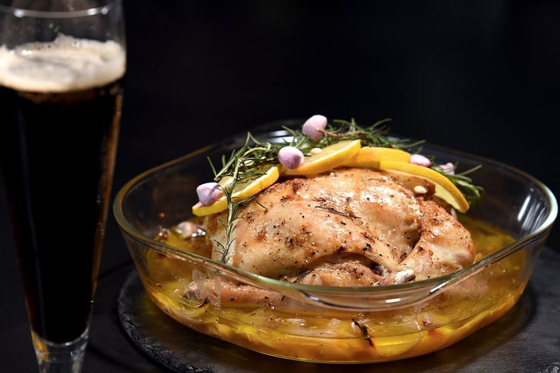  p>西式黄油烤鸡是一道美味的家常菜,主要原料是 a href="#" data