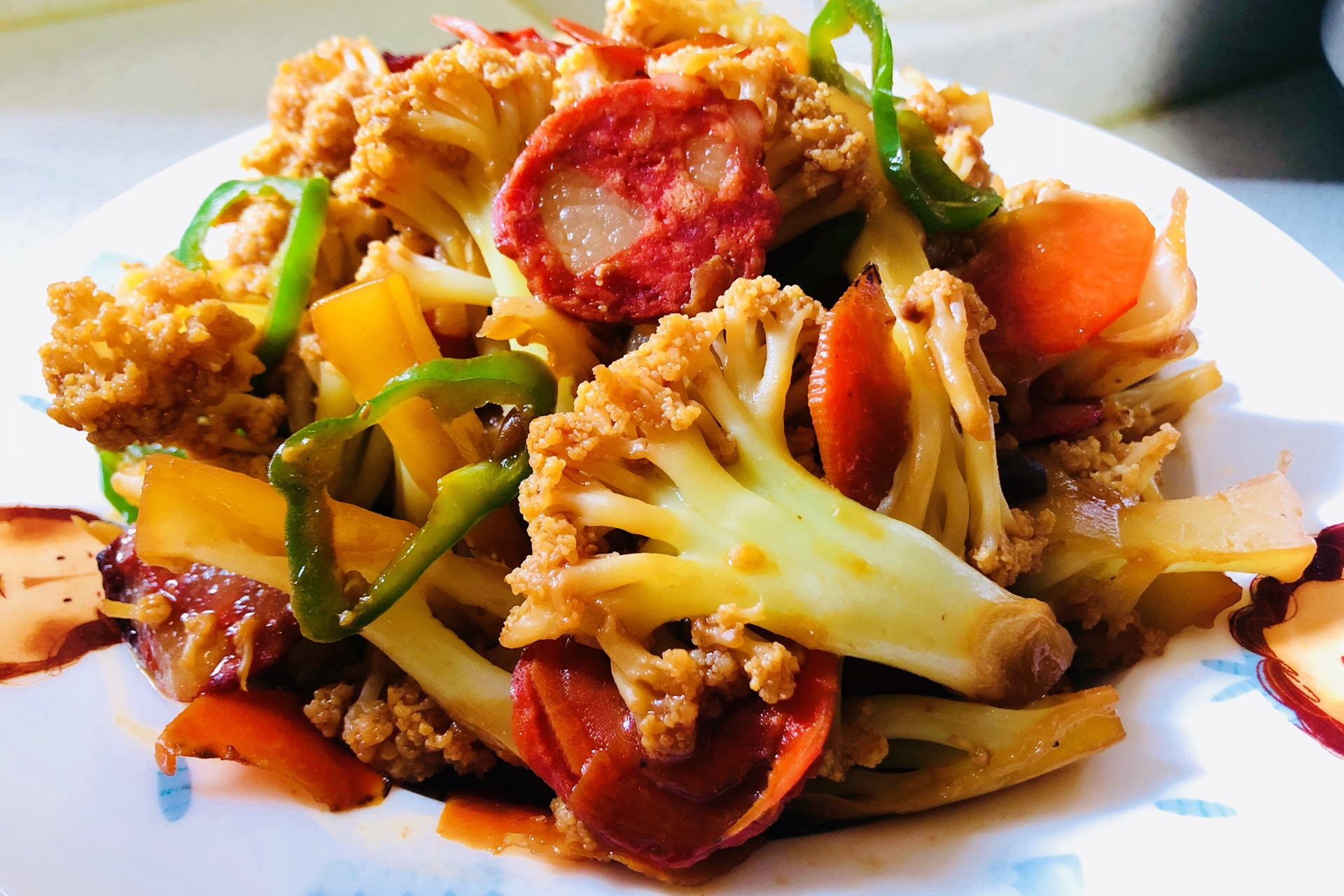  p>香肠炒花菜是一道家常炒菜,制作原料主要有香肠,花菜. /p>