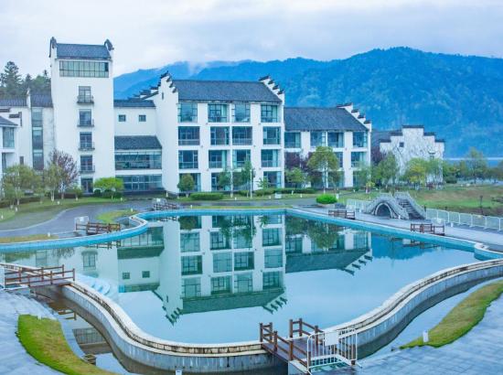 奇墅湖国际旅游度假村内,酒店是按高星级标准投资新建的一家休闲度假