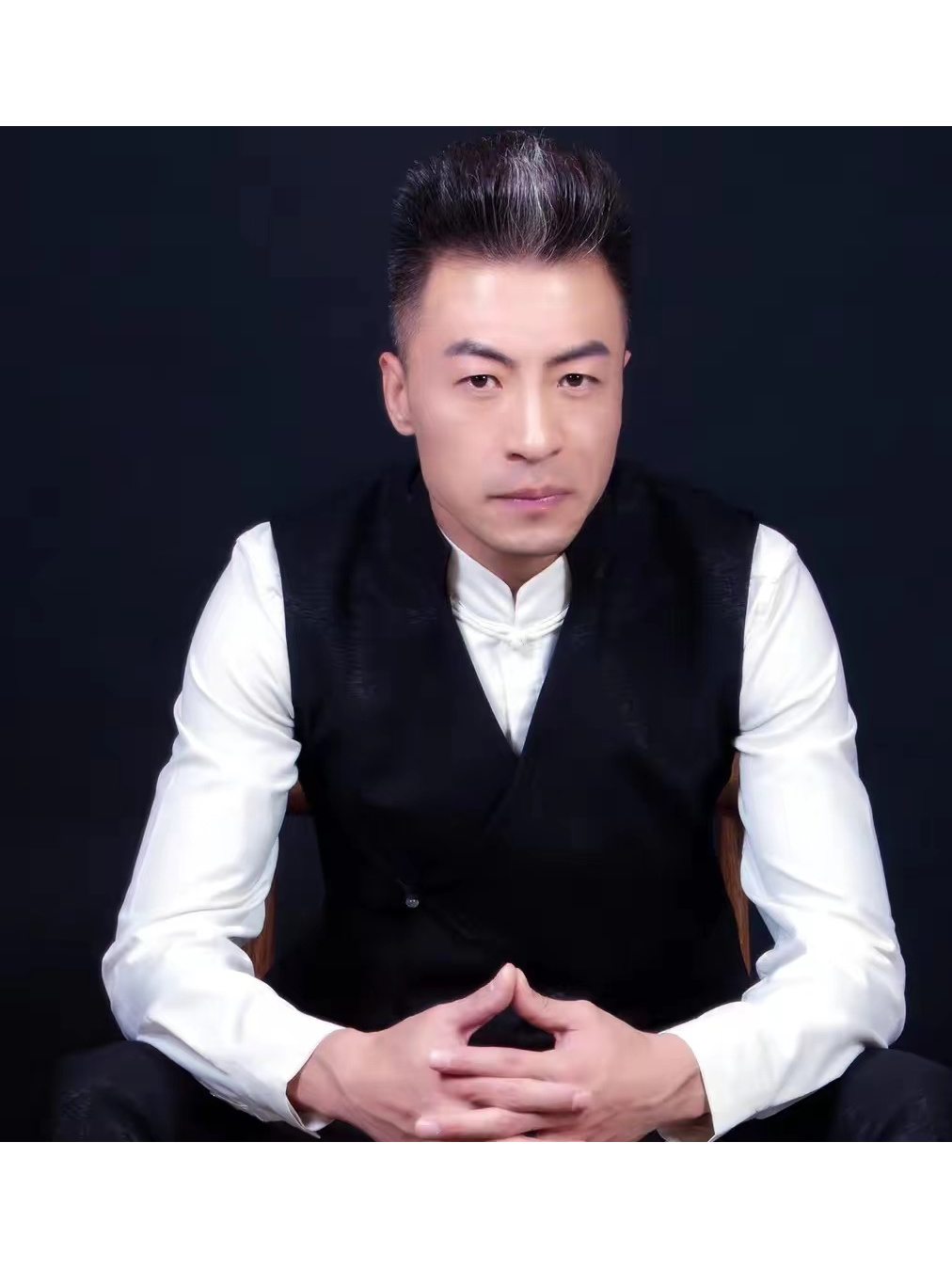 p>毕宏伟,中国内地男歌手,太原市歌舞杂技团青年歌手,山西省舞台艺术