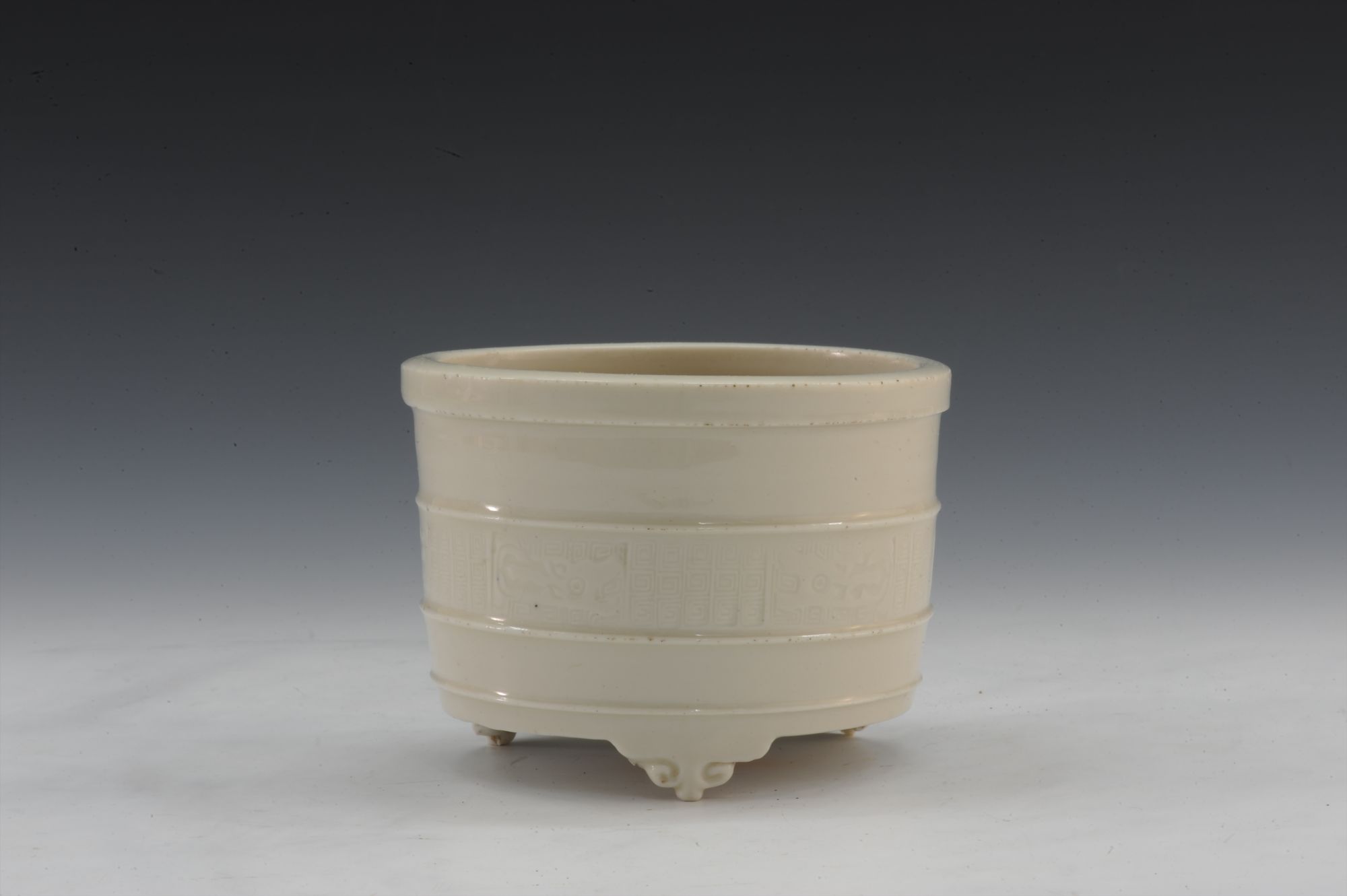 明代德化窑白釉弦纹三足炉