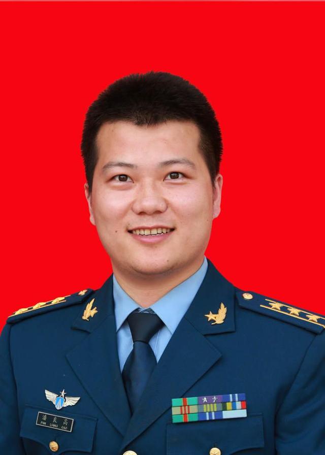 县岩坦镇人,1984年7月出生,2003年8月入伍,现任93716部队上校飞行员