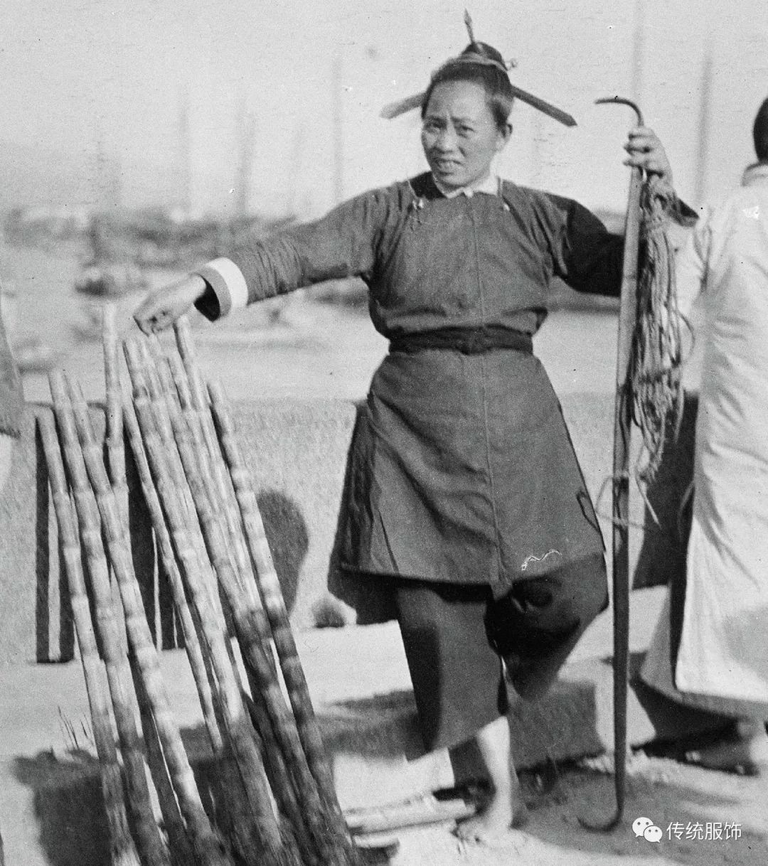 三把刀：将兵器戴在发髻上的女人们 ｜ 传统的服饰_百科TA说