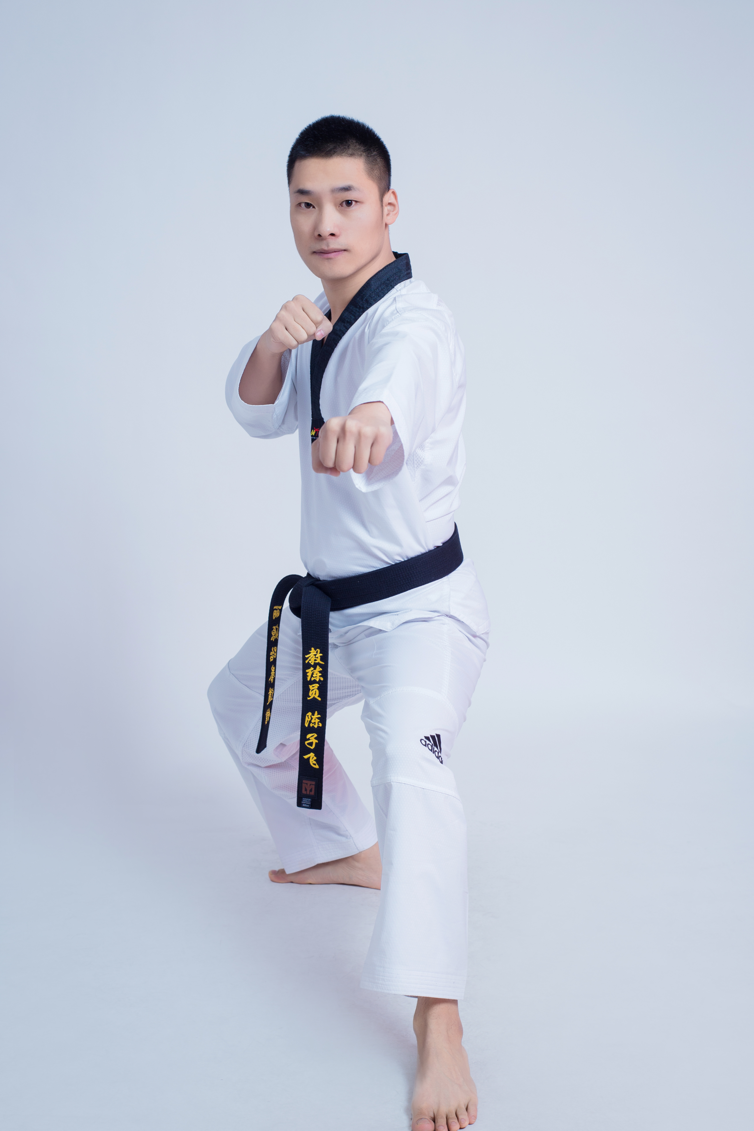 体校接受体育训练,后到鹤岗体工队,佳木斯体育总会跆拳道分会接受训练