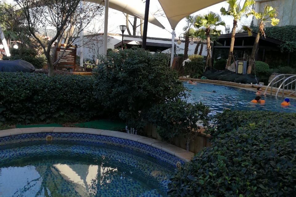  p>麒麟温泉,位于云南省曲靖市麒麟区三宝镇,水温常年出口温度40