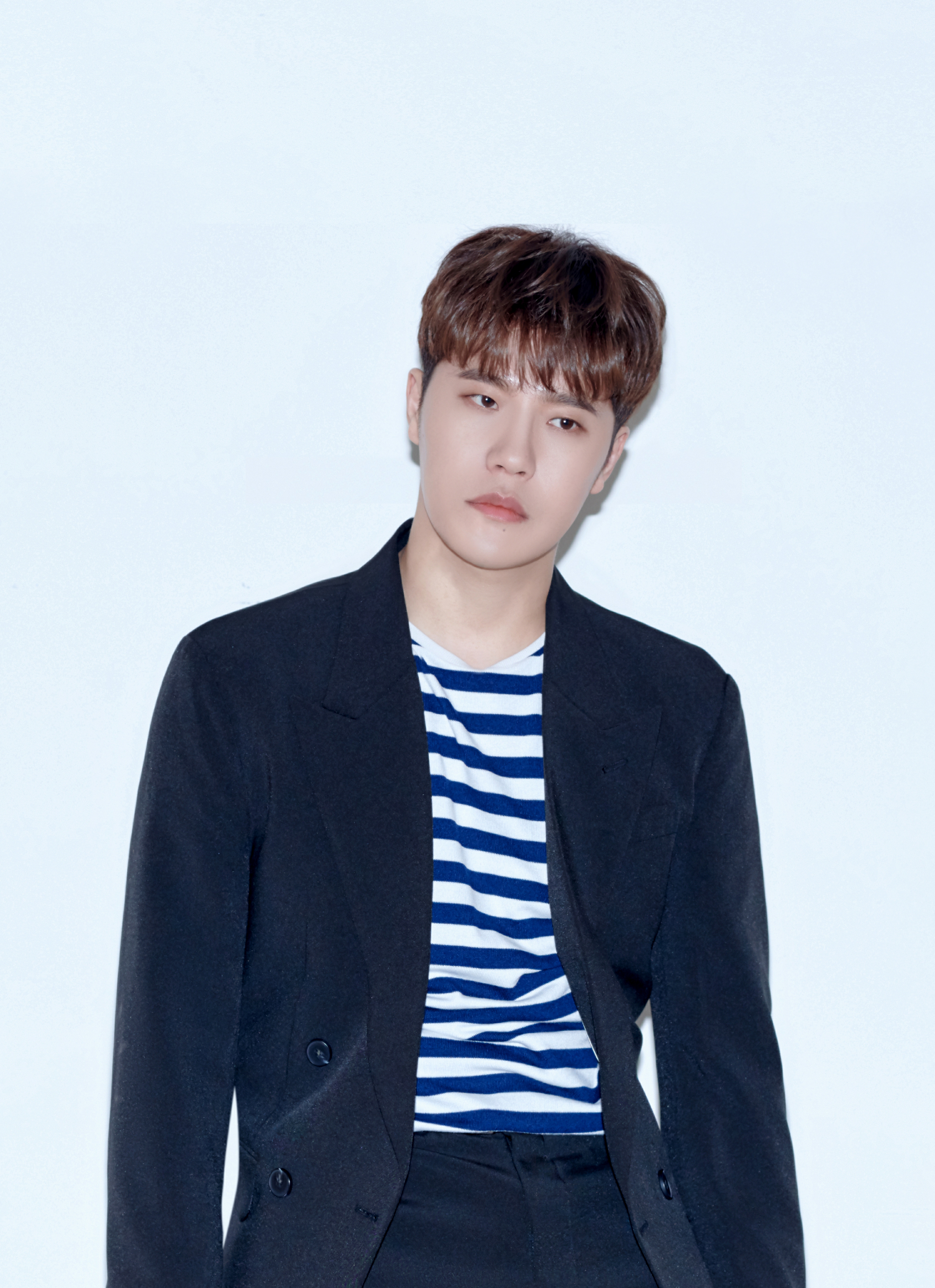 李贤,1983年11月8日出生于韩国光州广域市