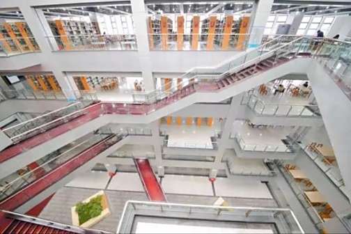 西华大学图书馆内部景观