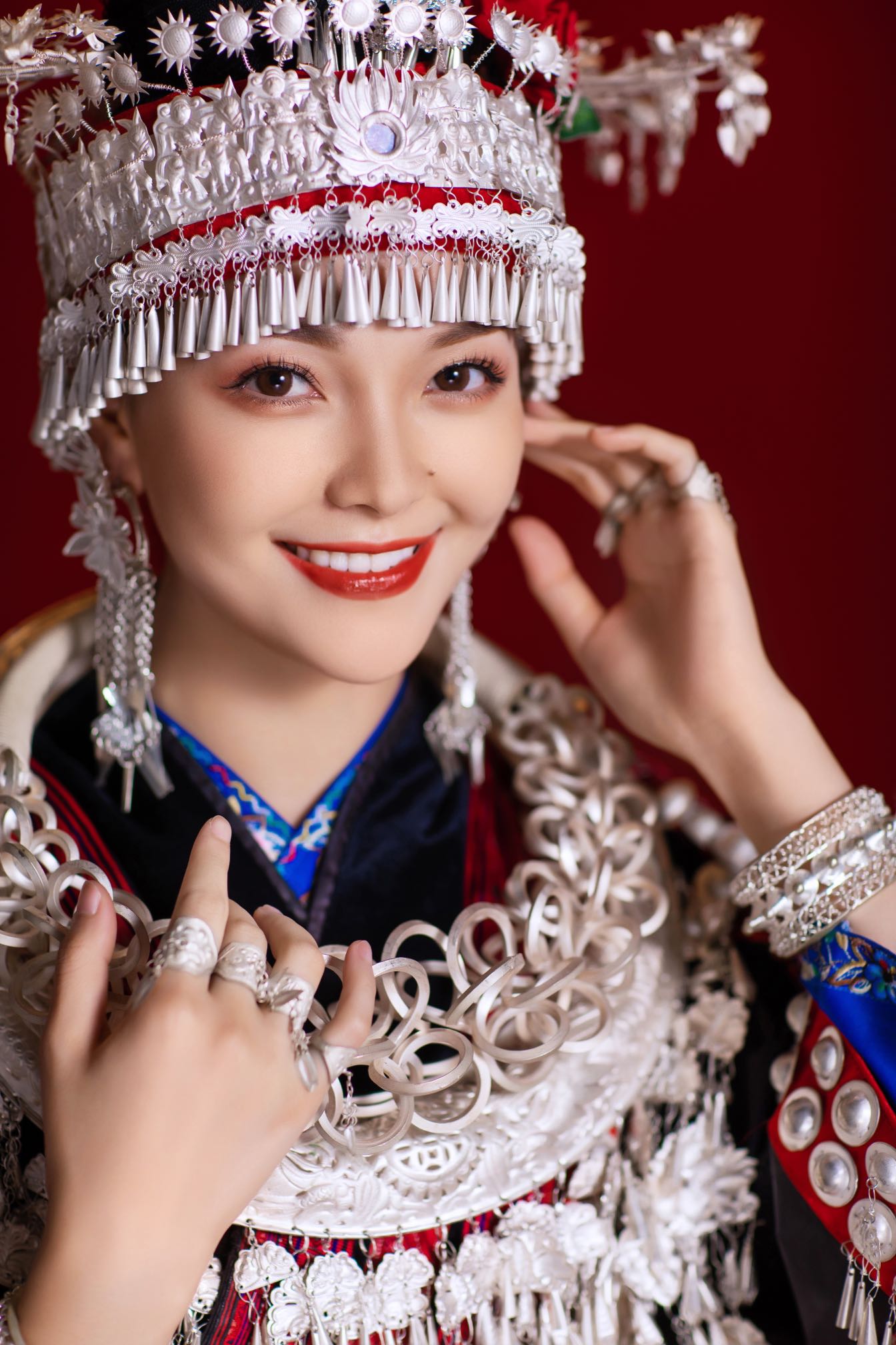  p>金花,苗族,出生于贵州省黔东南州台江县,青年演员.