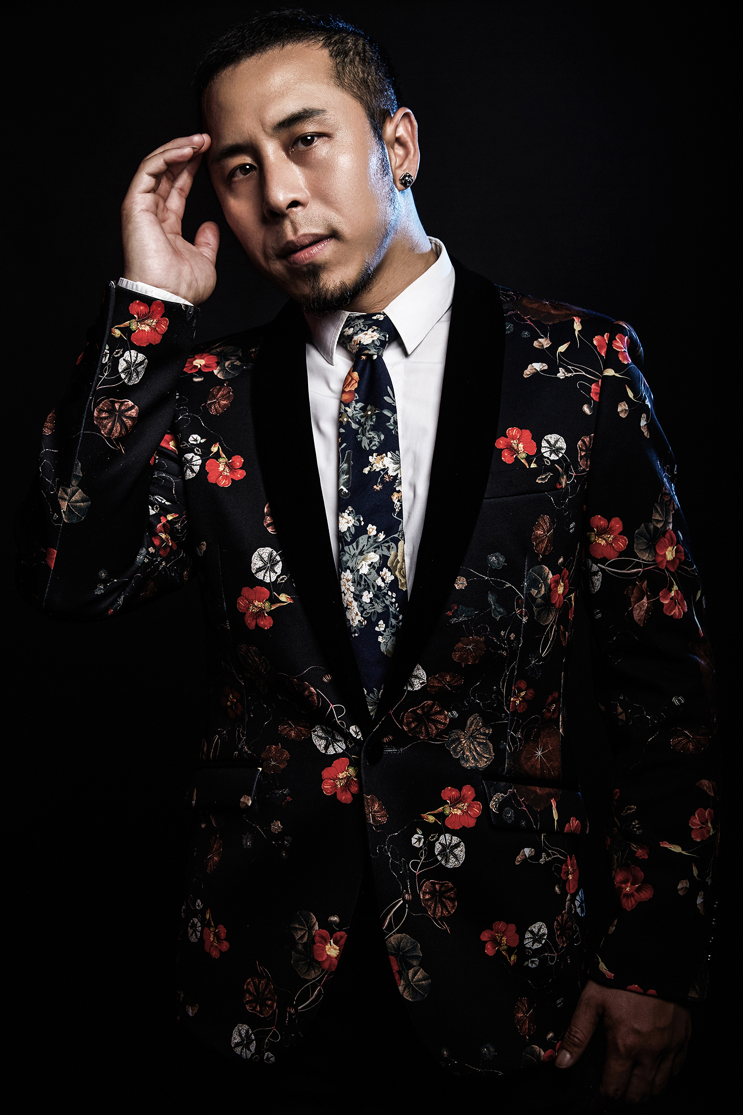  p data-id="gnwlzz2gr9">杨震,内地男歌手,辽宁抚顺人,出生于1983年2