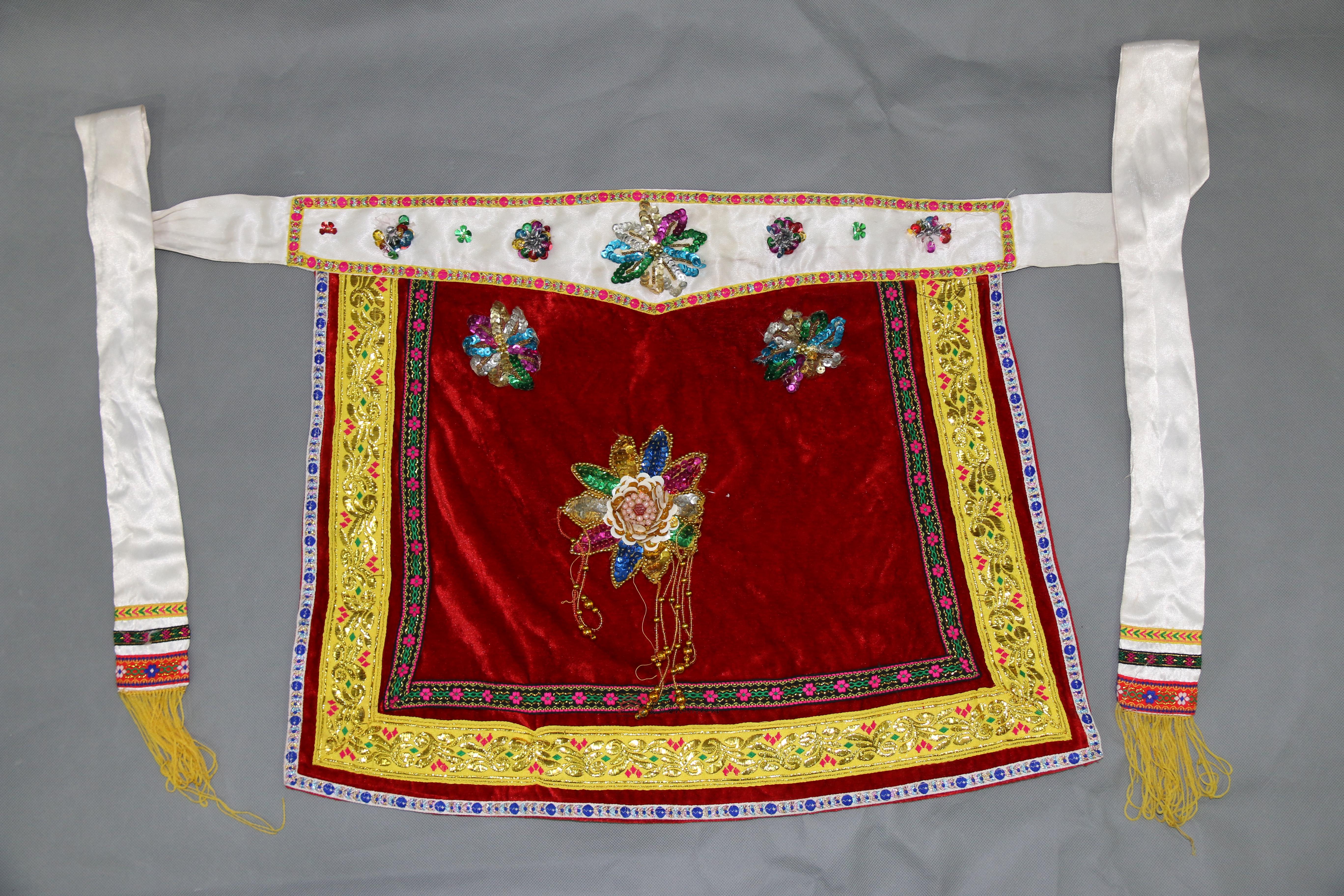 当代大方县白族红绒布缀塑料串珠花围腰