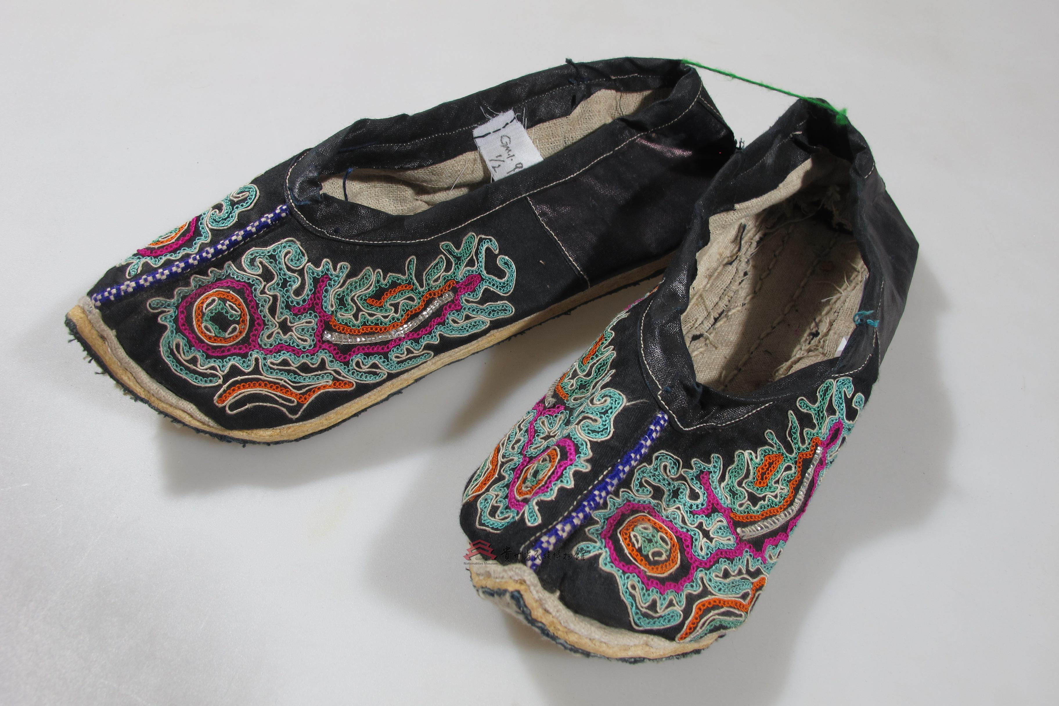 加鸠侗族缠绣龙纹翘鼻布鞋