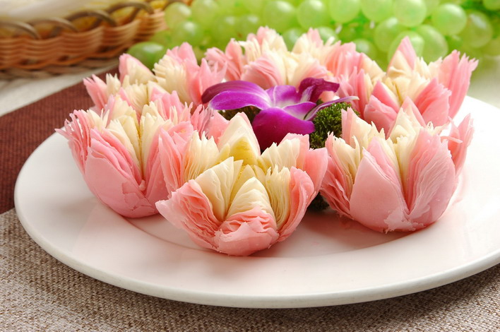  p data-id="go0jigllgr">荷花酥,中式传统糕点