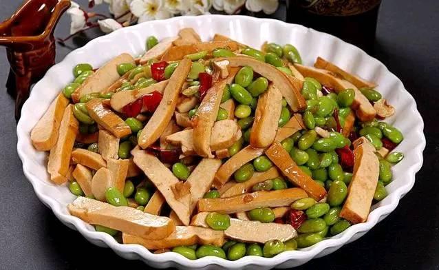  p>毛豆炒香干是一道口味菜品所属菜系的咸菜,主要食材是毛豆,香干