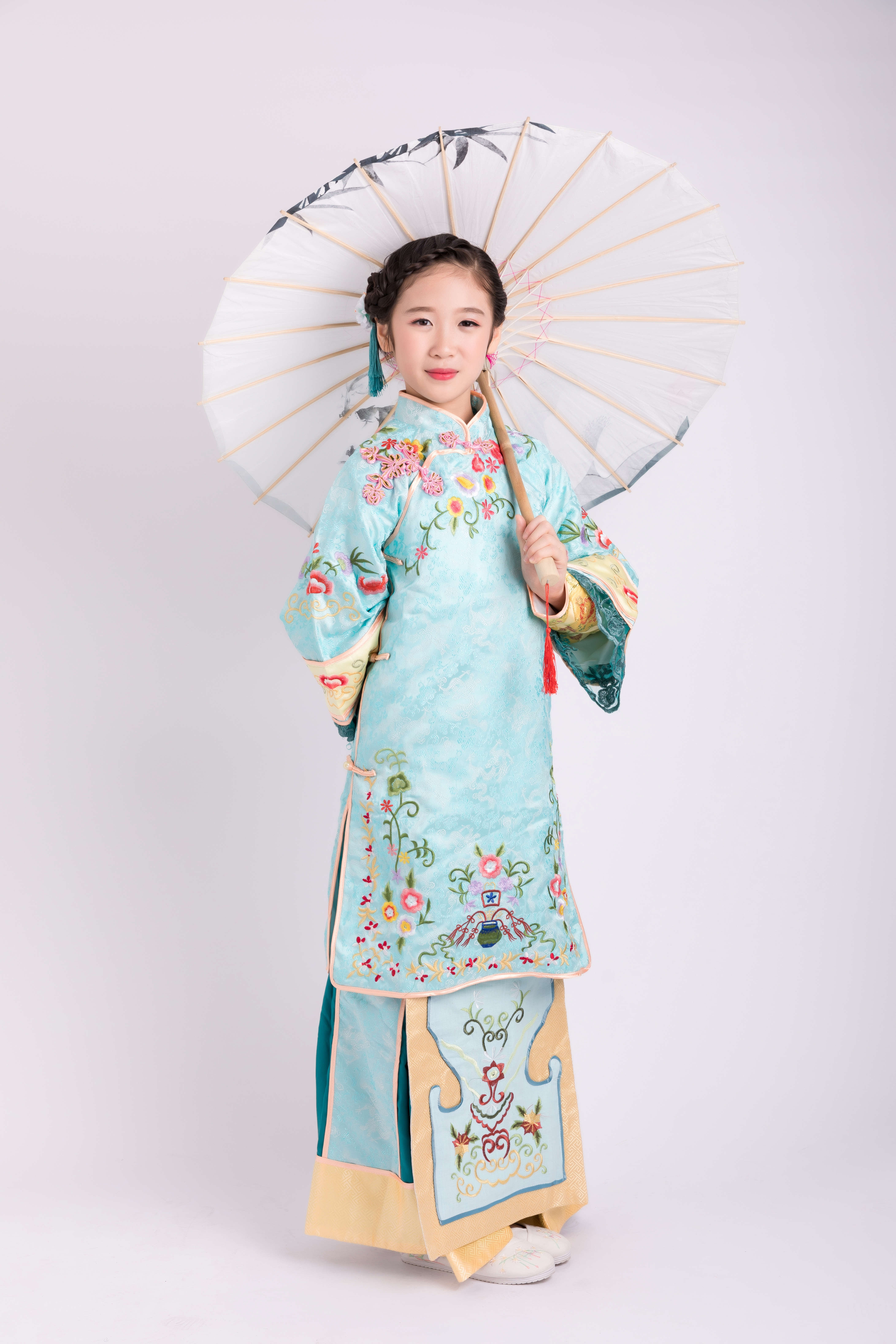  p>邓文怡,2009年11月14日出生于香港,童星,中国香港女歌手.