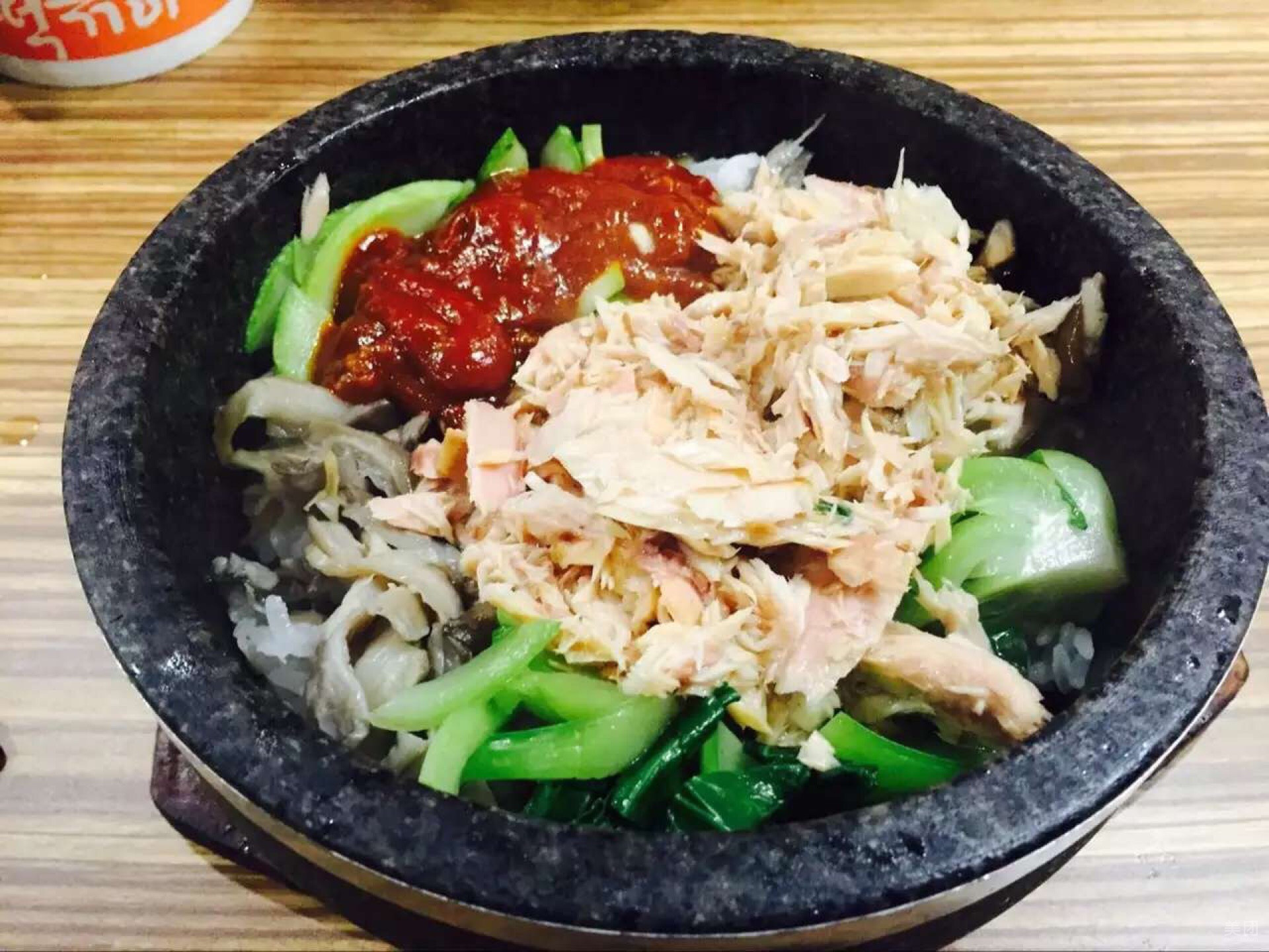  p>金枪鱼拌饭是一道主食,主料为金枪鱼,米饭. /p>