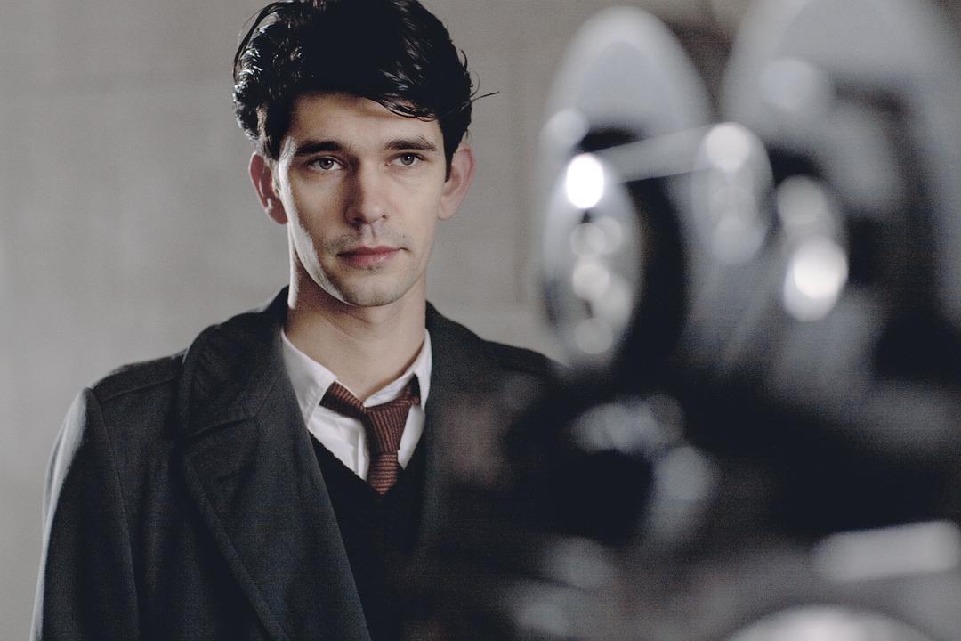 年10月14日出生于英国贝德福德郡,毕业于英国皇家戏剧学院,英国男演员