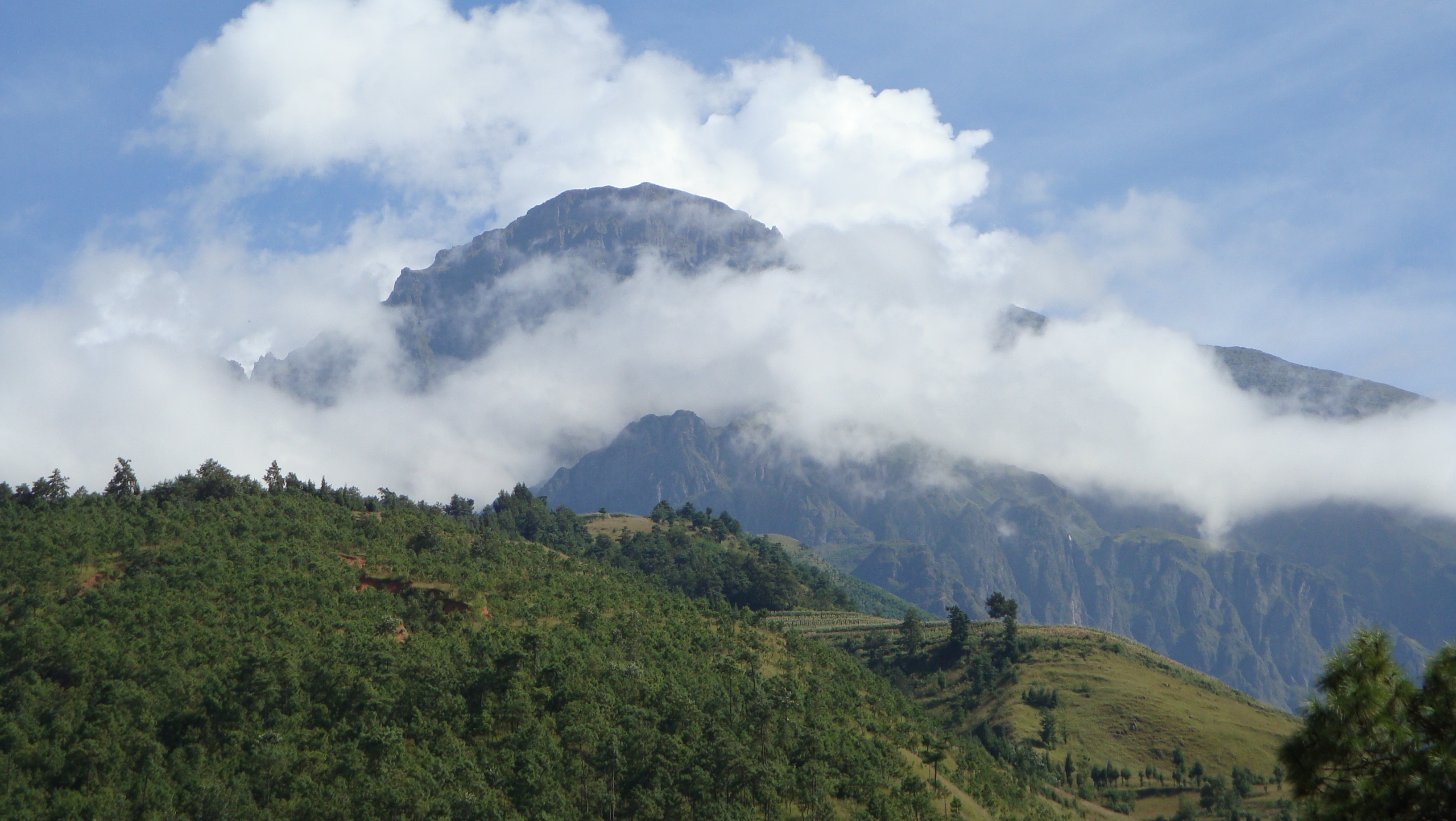 所属乌蒙山脉,1990年由昆明登山探险协会首登.