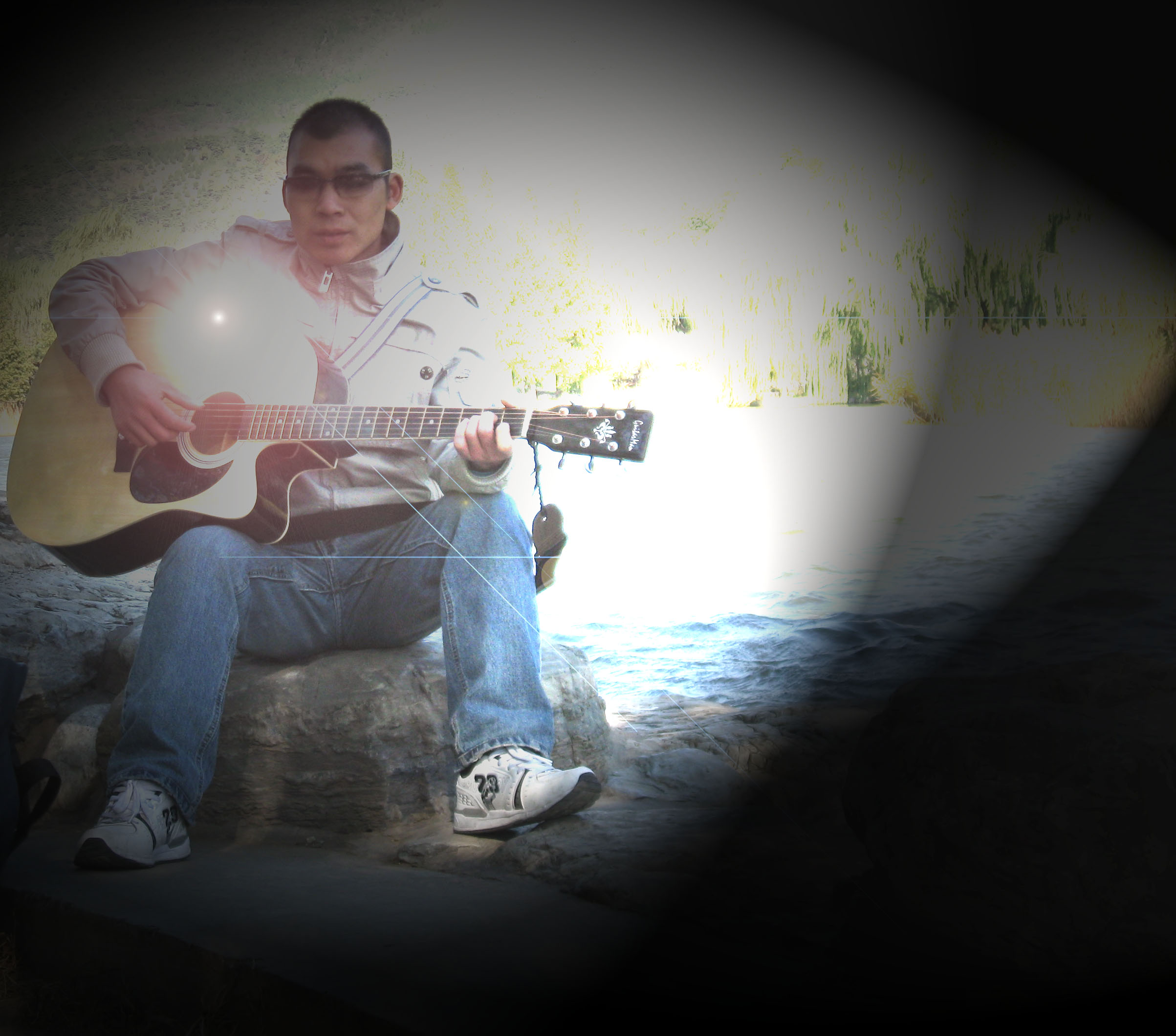 山寨里,在北京曾为多位歌手和艺人做过企划和宣传,如杨臣刚,阿木,陈瑞