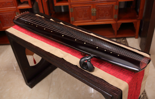  p>古琴,又称瑶琴,玉琴,七弦琴,是中国传统拨弦乐器,有三千年以上历史