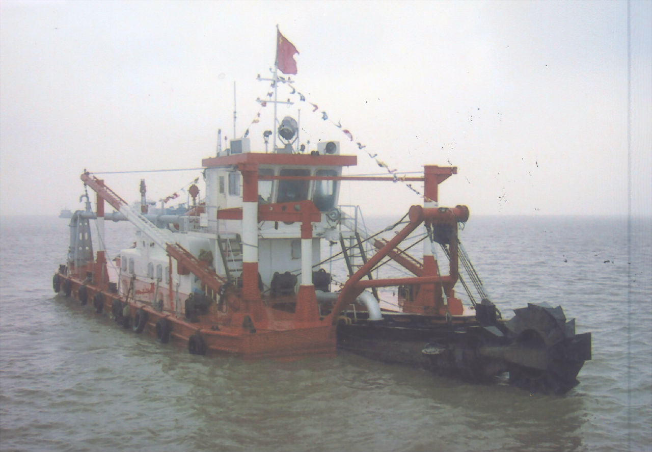  p>挖泥船就是负责清挖水道与河川淤泥,以便其他船舶顺利通过.