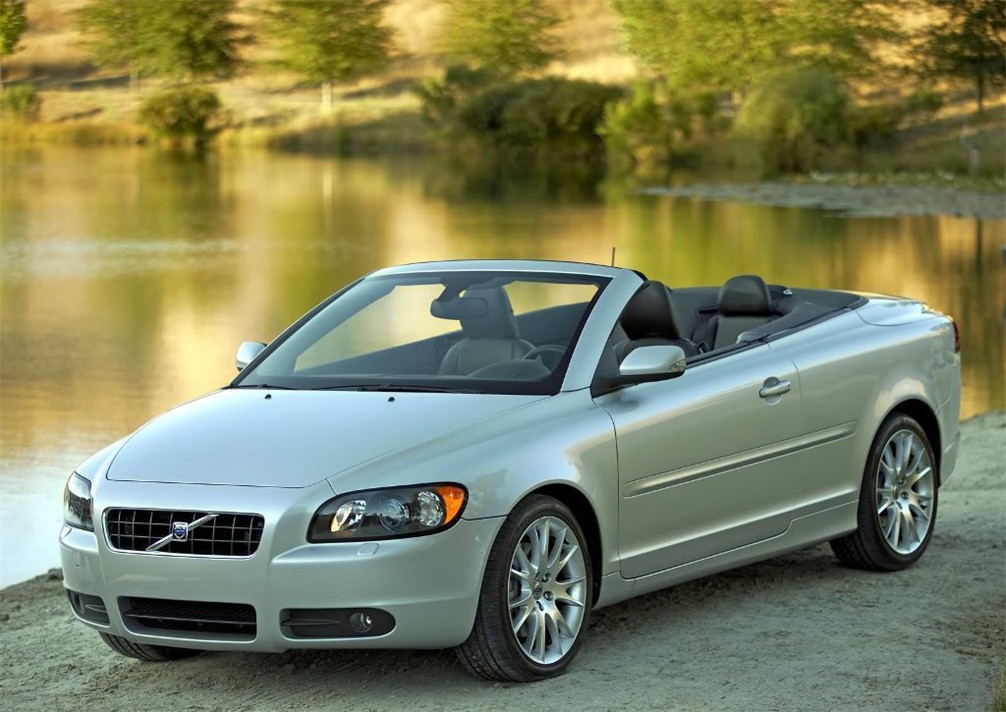 沃尔沃c70是一款可以全方位满足驾驶者多重需求的三折式硬顶四座敞篷