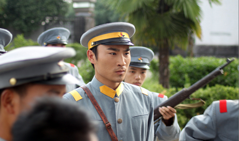 情感电视剧《雪狼山剿匪》讲述了清末民初,军阀混战,政局动荡,一时间
