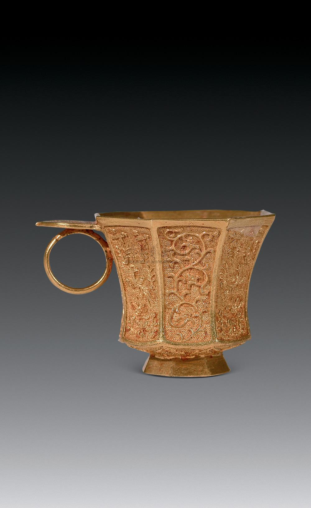 ","乾隆年制"篆书,以象鼻为足,外形呈鼎式,是不多见的皇帝专用酒杯