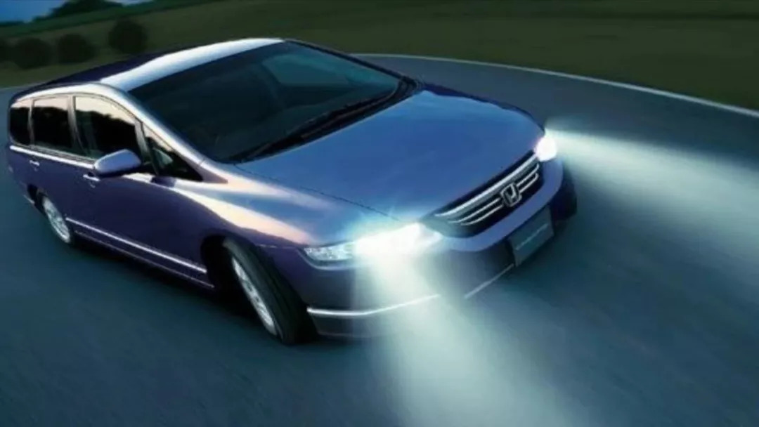 驾驶员注意的地方:比如夜间必须开启大灯,夜间超车应适当加大车间距离