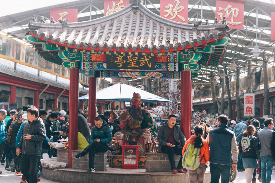  p>十里河市场是北京的一处古玩市场,是文玩爱好者经常光顾的场所,于