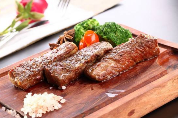  p>果木牛排,是用苹果树的木头作为燃料,在特制的窑炉里充分燃烧,让