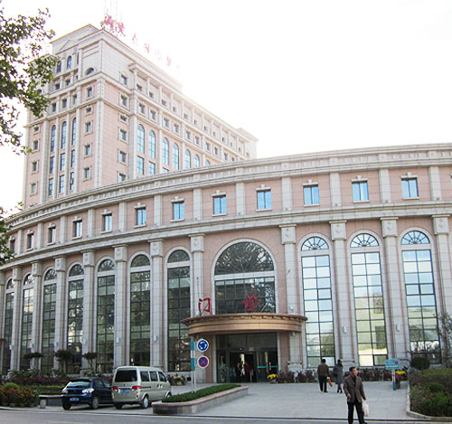 山东省肿瘤防治研究院(省肿瘤医院)的前身是省邮电工会济南疗养院