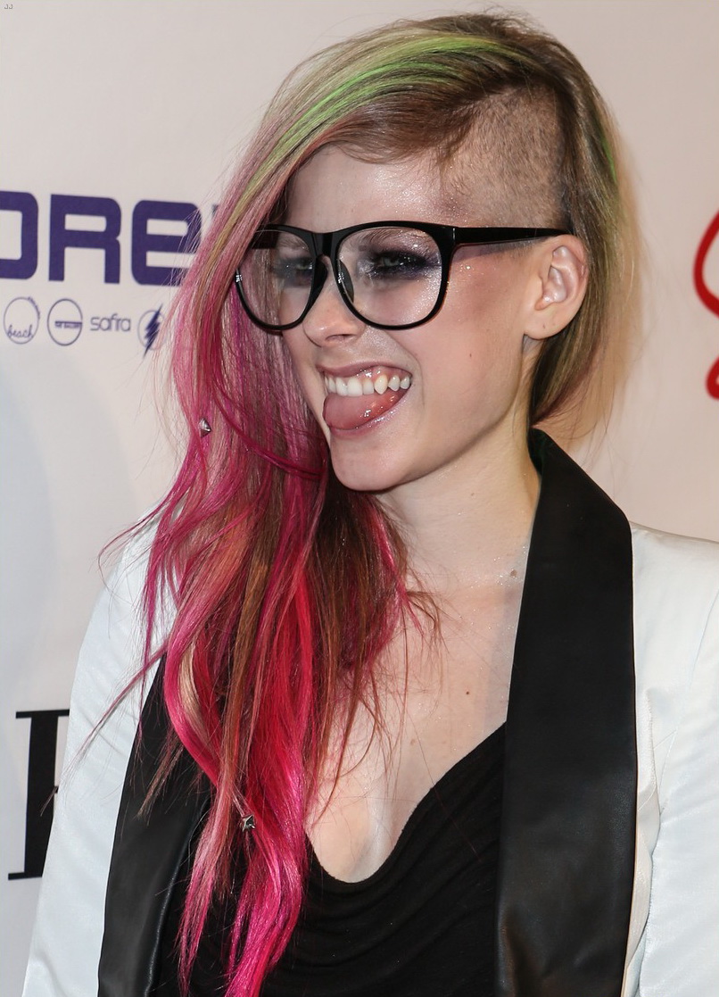 27日出生于加拿大安大略省贝尔维尔,加拿大与法国双国籍流行乐女歌手