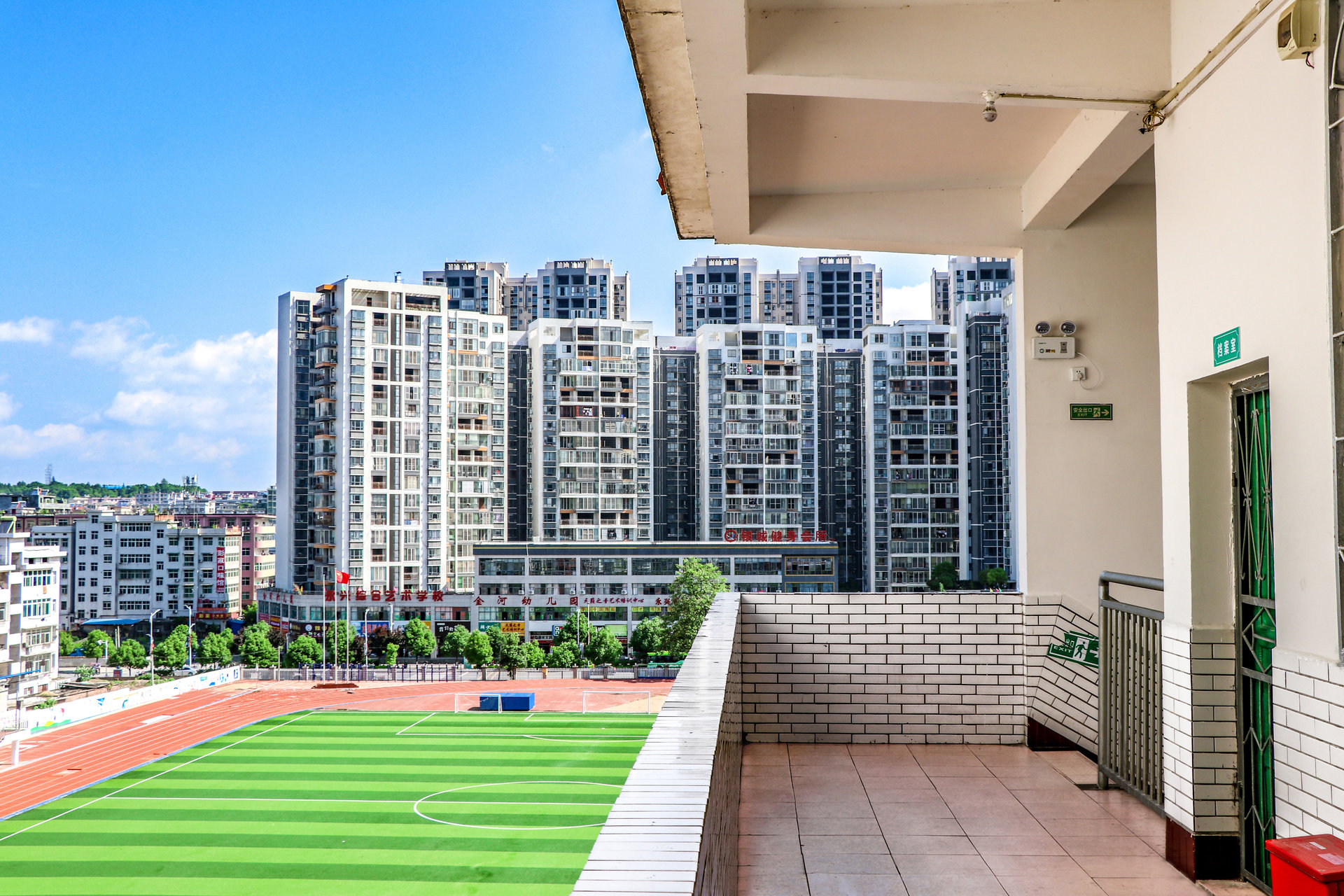  p>永兴二中位于湖南省郴州市永兴县,创办于1943年,占地106亩,总建筑