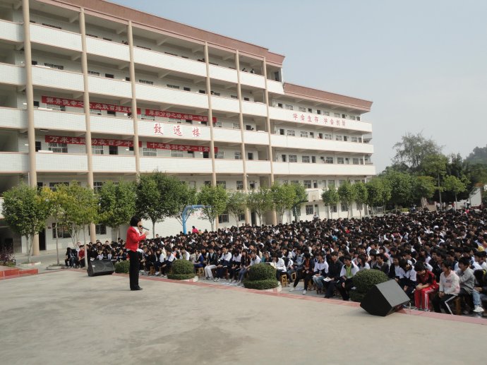  p>五华县琴江中学始建于1964年,地处琴江河畔,幸福山下,县城东郊,是