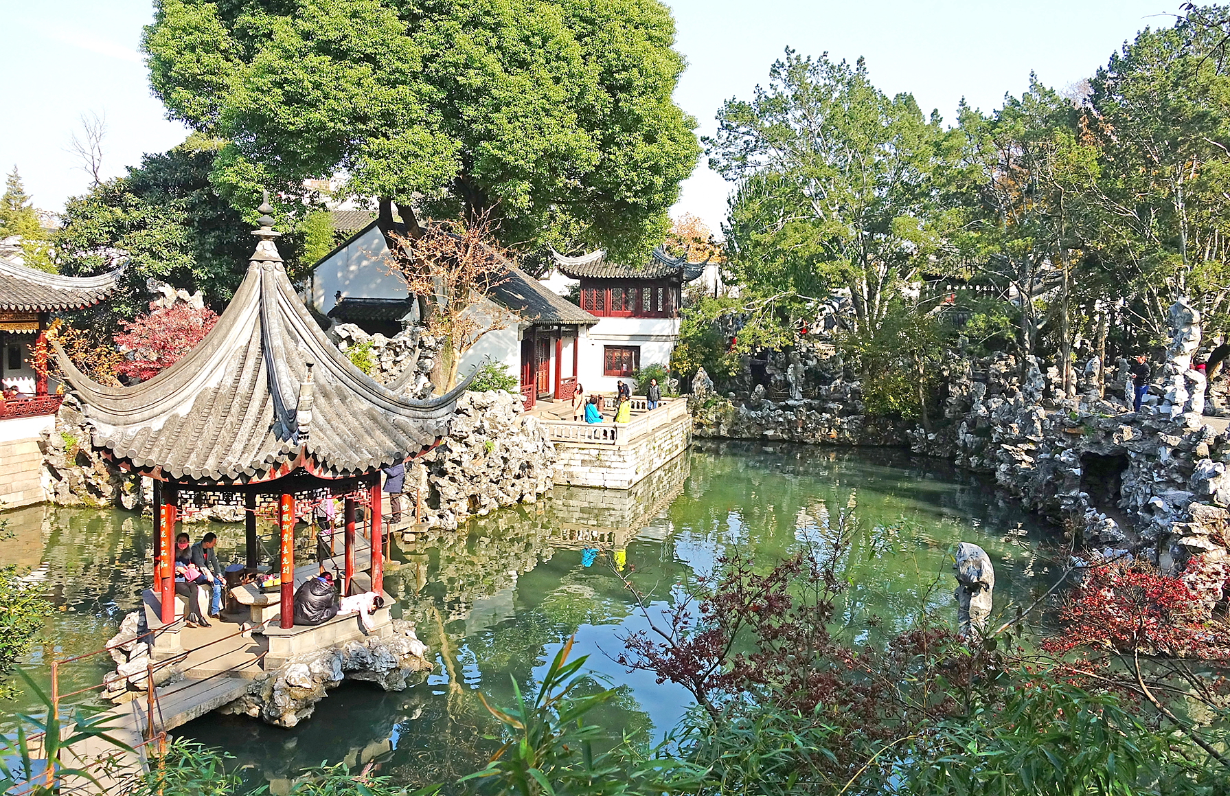  p>狮子林始建于元代至正二年(1342年),是中国古典私家园林建筑的代表