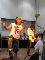 成员为袁兴国/袁兴伟/阿雄/卷毛/毛毛