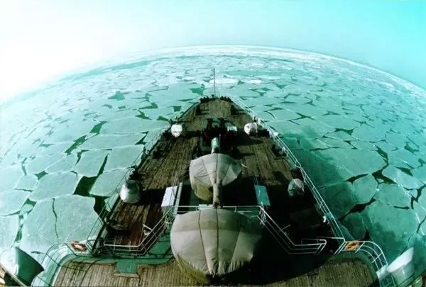 海冰722号破冰船