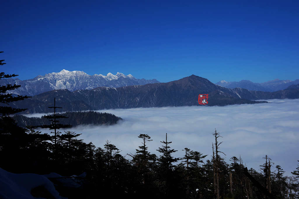 光头山,位于四川省雅安市天全县两路乡境内