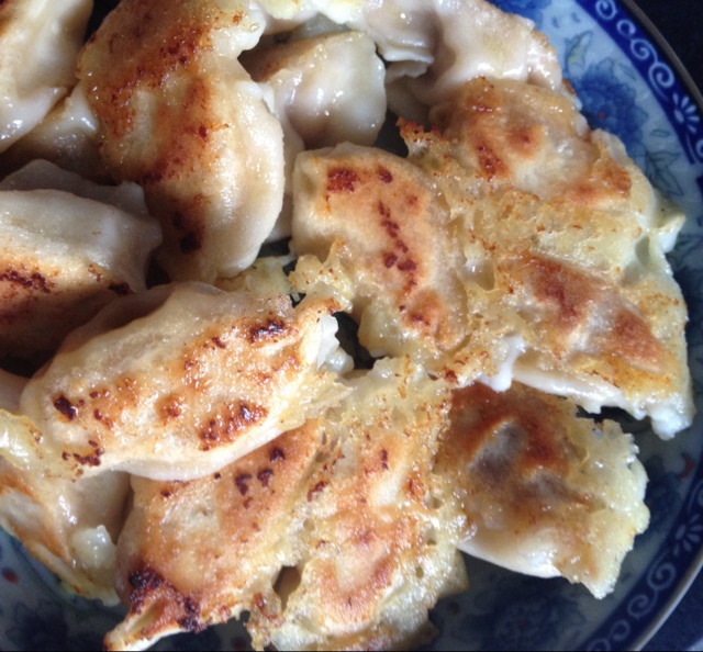  p>雪花冰皮煎饺是以饺子为主料的食品. /p>