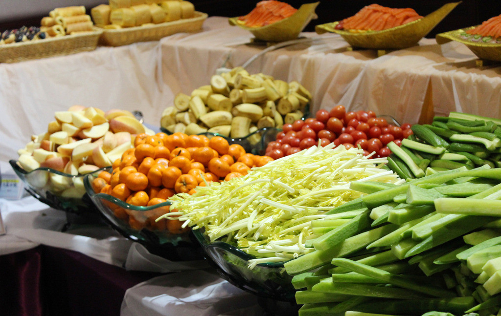 ">动物性食品 /a>成了餐桌上的"主角",各式菜肴五彩缤纷,琳琅满目,却