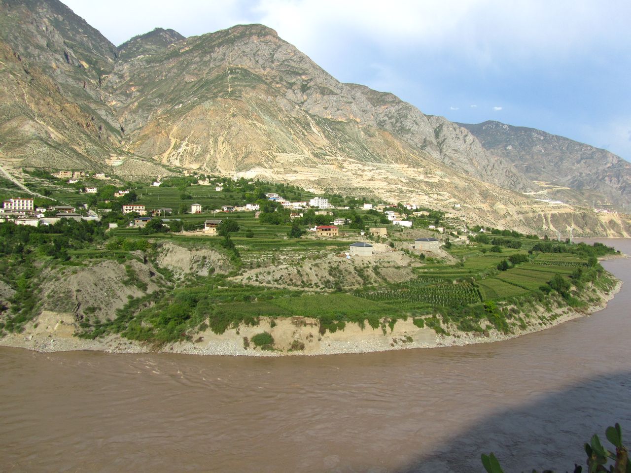 瓦卡镇,是享有盛誉的"中国民间文化艺术之乡",位于甘孜藏族自治州得荣