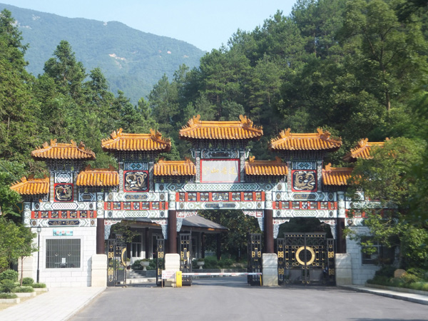  p>峰林寺位于中国aaa级景区浏阳道吾山莲花峰顶部,是一座集禅修,禅医